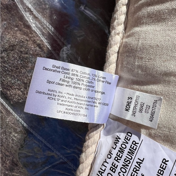 ⬇️St. Nicholas Square NWT Kohl’s Pillow 12”x18” Ivory Beaded Merry Christmas - Picture 9 of 9